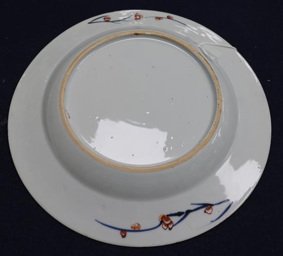 A pair of Chinese Imari plates, Qianlong period, diameter 22.5cm